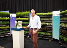 De Boer van MG De Boer kweekt uitgangsmateriaal van sierheesters in Hazerswoude-Dorp. Ze delen de stand met Anton Buitenhuis die uitgangsmateriaal van coniferen in Boskoop kweekt.